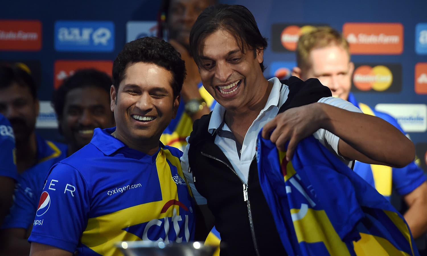 Former Pakistan's fast bowler Shoaib Akhtar (R) hugs retired Indian cricketer Sachin Tendulkar after he was selected for Tendulkar's team during a press conference in New York on November 5, 2015. Tendulkar and Warne will lead a lineup of renowned cricket players from around the world in the inaugural “Cricket All-Stars,” a three-game series to be played in Major League Baseball stadiums in New York , Houston and Los Angeles, to promote cricket the US. AFP PHOTO/JEWEL SAMAD