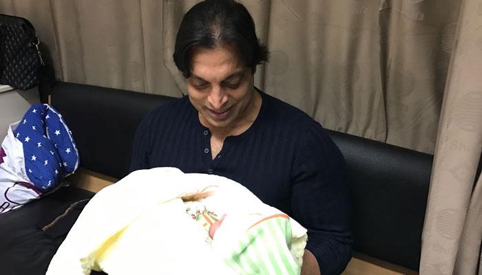 shoaib akhtar with his son